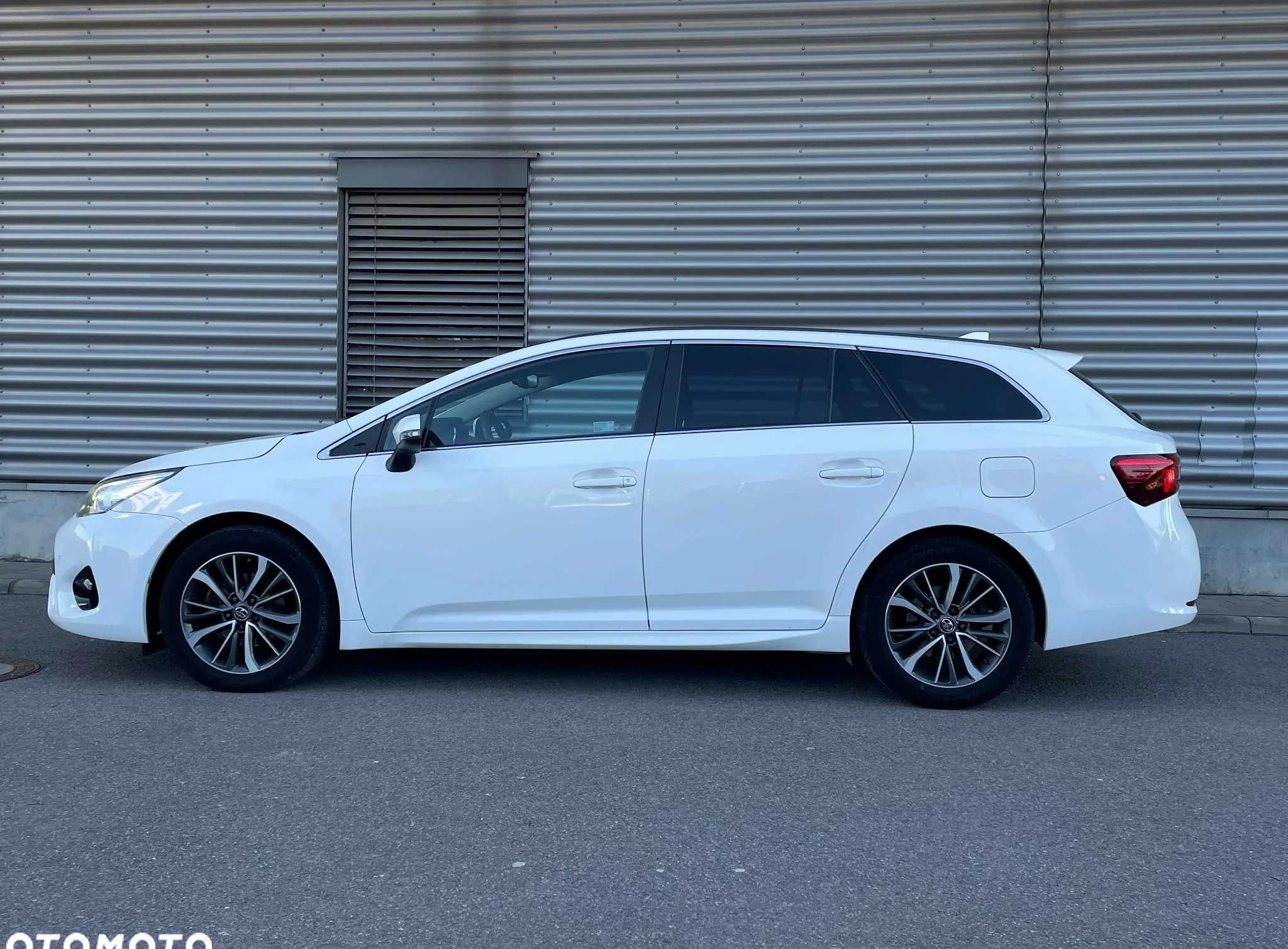 Toyota Avensis cena 80500 przebieg: 88000, rok produkcji 2016 z Rzeszów małe 781